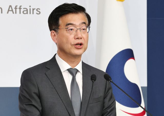 탄핵 심판 기각 후 업무 복귀한 한덕수 대통령 권한대행 겸 국무총리와 도널드 트럼프 미국 대통령의 통화가 추진되고 있다. 사진은 이재웅 외교부 대변인이 25일 서울 종로구 외교부 청사에서 정례브리핑을 하는 모습. /사진=뉴스1