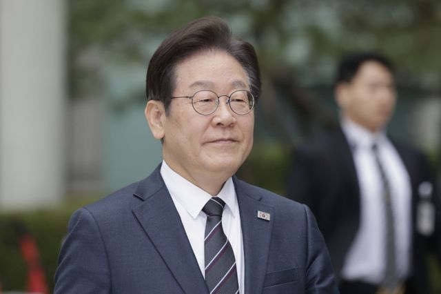  이재명 더불어민주당 대표의 정치적 명운을 가를 공직선거법 위반 사건의 항소심 선고 결과가 26일 나온다.사진은 지난 25일 서울 서초구 서울중앙지방법원에서 열린 대장동 배임 및 성남FC 뇌물 의혹 오전 공판을 마친 뒤 법원을 나선 이재명 더불업민주당 대표. /사진=뉴스1