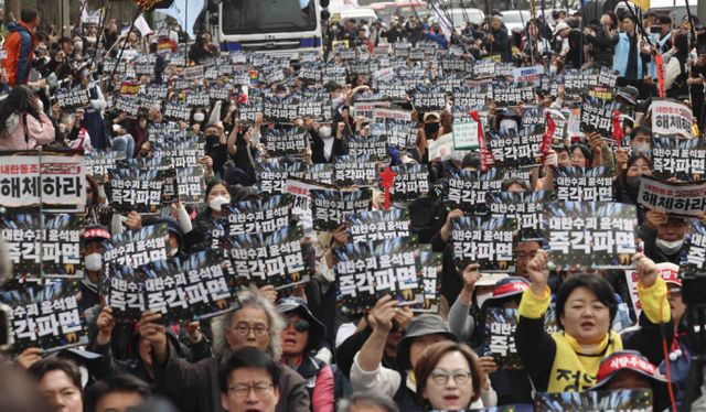 전국농민회총연맹(전농)이 약 18시간 만에 남태령에서 해산했다. 사진은 남태령에서 '윤석열 즉각파면' 구호를 외치는 사람들의 모습. /사진=뉴시스