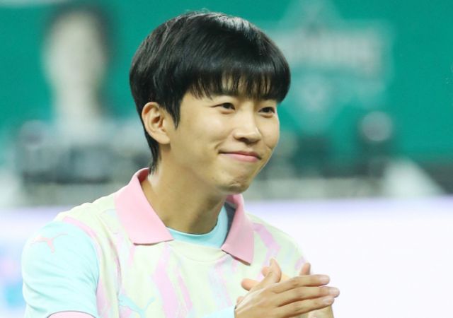 임영웅이 지방세 체납으로 자택을 압류당했던 것으로 나타났다. 사진은 지난해 10월 대전 유성구 노은동 대전월드컵경기장에서 열린 '하나은행 자선축구대회 팀 히어로 VS 팀 기성용' 경기 시작 전 상대팀과 인사를 나눈 가수 임영웅. /사진=스타뉴스