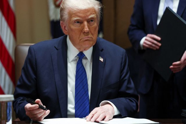 도널드 트럼프 미국 대통령이 다음달 2일 부과 예정인 상호관세와 관련해 유연하게 접근하겠지만 많은 예외를 두지 않겠다고 강조했다. 사진은 트럼프 대통령이 지난25일(이하 현지시각) 미국 워싱턴D.C 백악관에서 열린 회의에 참석한 모습. /사진=로이터 