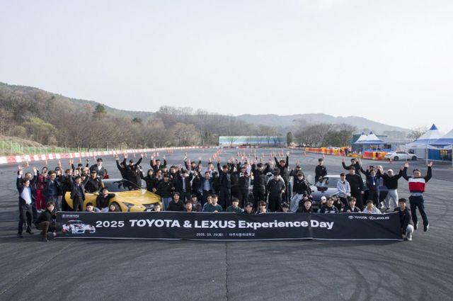 한국토요타자동차가 아주자동차대학교에 장학금 8000만원과 교육용 차량을 기부했다./사진=한국토요타자동차