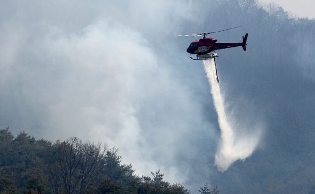 운항이 중돤됐던 산불진화헬기가 3시간 만에 다시 가동됐다. 사진은 지난 25일 경북 의성군 비안면 한 야산에서 산불진화헬기가 진화작업을 하고 있는 모습. /사진=뉴시스