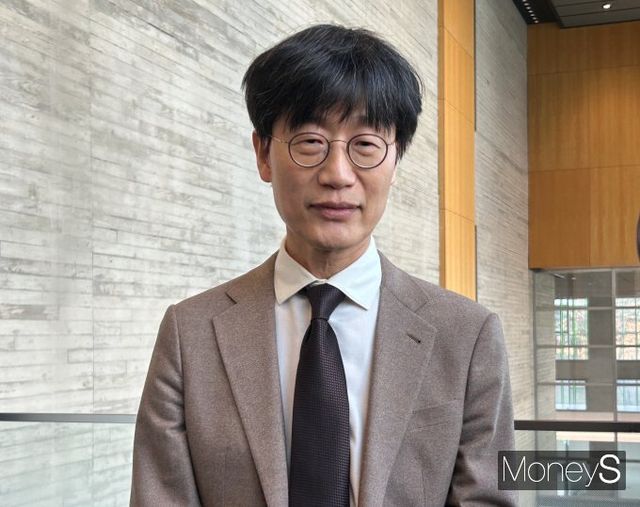  이 창업자는 이날 발언에서 글로벌 AI 기업들과의 협업 가능성을 열어두면서도 네이버만의 기술 독립성과 주권을 지키겠다는 이른바 '소버린 AI' 전략을 재확인했다. 사진은 이날 이해진 창업자가 발언하는 모습. /사진=김성아 기자