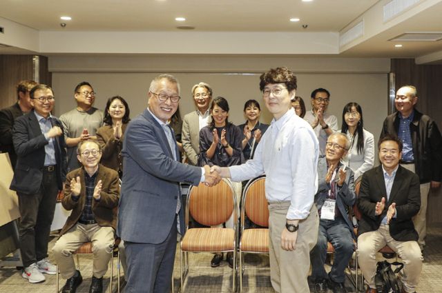 한국자동차기자협회(KAJA)가 다음달 일본자동차기자협회 소속 기자단을 한국으로 초청한다. 일본자동차기자협회 소속 기자단을 한국으로 사진은 2023년 재팬모빌리티쇼에서 한·일 자동차기자협회가 만나고 있는 모습. /사진=한국자동차기자협회 