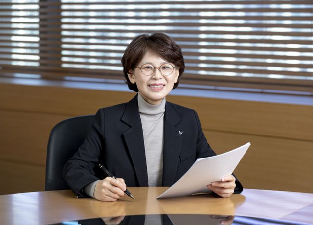 JW중외제약에서 함은경 총괄사장이 사내이사로 선임되며 유리천장을 깼다는 평가를 받는 가운데 내부 임직원 구성은 여전히 남성 중심이라는 한계가 존재한다. 사진은 함은경 JW중외제약 총괄사장. /사진=JW중외제약 
