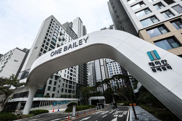 서울 서초구 반포동 대장 아파트 '래미안 원베일리' 전용면적 84㎡가 최근 70억원에 매매된 일이 밝혀져 화제다. 사진은 지난해 9월18일 서울 서초구 래미안 원베일리 아파트 단지 입구 모습. /사진=뉴시스