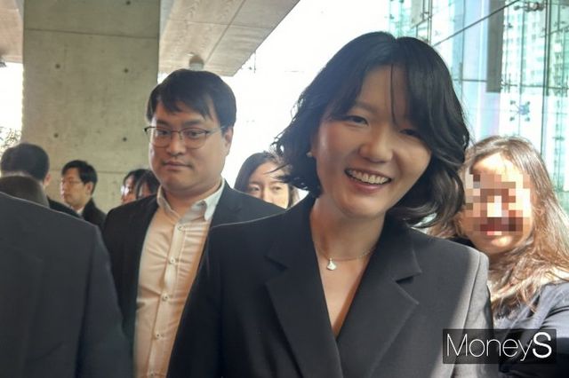  최수연 네이버 대표가 연임에 성공하며 오는 2028년까지 두 번째 임기를 시작했다. 이날 최 대표는 "기술력과 사업, 서비스 등 기초 체력을 다져온 만큼 앞으로는 공격적인 사업과 서비스 전개에 속도를 낼 것 같다"고 했다. 사진은 이날 열린 정기 주주총회에 참석한 최 대표의 모습. /사진=김성아 기자