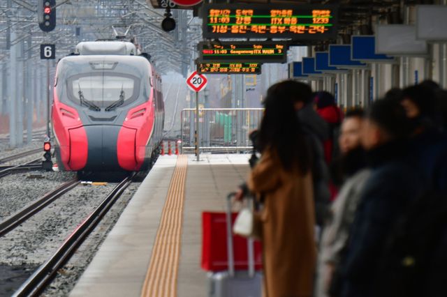 경북 대형 산불로 인해 운행지 중단됐던 중앙선과 동해선 열차 운행이 재개됐다. 사진은 지난 1월27일 경북 포항 KTX역에서 귀성객들이 동해선 강릉행 iTX마음 열차를 기다리고 있는 모습. /사진=뉴스1