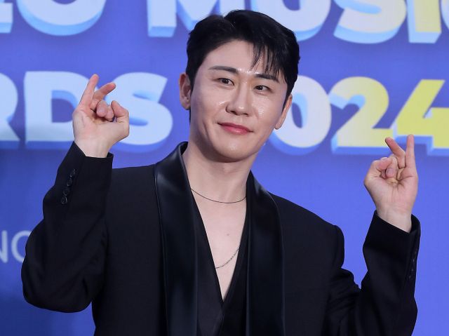 가수 영탁이 자신의 고향 경북 안동에 산불 피해가 발생하자 피해 지원금으로 1억원을 기부했다. 사진은 영탁이 지난달 16일 서울 중구 장충체육관에서 진행된 '한터뮤직어워즈 2024' 레드카펫 행사에 참석한 모습. /사진=스타뉴스