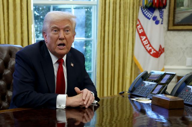 도널드 트럼프 미국 대통령이 중국 동영상 플랫폼 틱톡의 미국 사업 매각을 위해 중국에 대한 관세를 조금 낮출 수도 있다고 말했다. 사진은 트럼프 대통령이 지난 26일(현지시각) 미국 워싱턴D.C 백악관에서 기자들과 만나 말하는 모습. /사진=로이터 