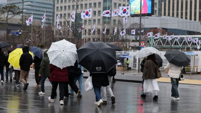 27일 전국이 흐리고 대부분 지역에서 비가 내릴 것으로 예상된다. 사진은 지난 2일 서울 광화문광장을 지난 시민들이 우산을 쓴 채 걸음을 재촉하고 있는 모습. /사진=뉴스1