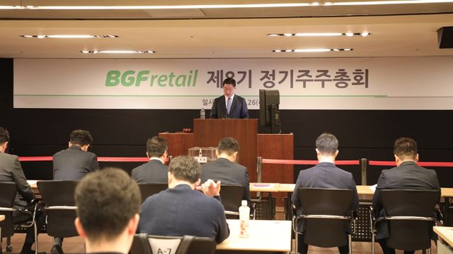 민승배 BGF리테일 대표이사가 올해 BGF리테일의 핵심 전략으로 히트상품 강화, 점포 차별화, 글로벌 확장 등을 꼽았다. 민 대표가 26일 오전 강남구 사옥에서 열린 정기주주총회에서 발언하고 있다. /사진=BGF리테일 