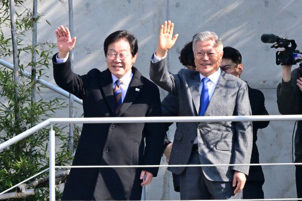 문재인 전 대통령이 헌법재판소에 윤석열 대통령 탄핵 심판을 촉구했다. 사진은 이재명 더불어민주당 대표와(왼쪽) 문재인 전 대통령이 함께 있는 모습. /사진=뉴시스