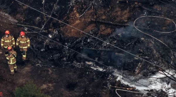 경북 의성군 산불 현장에서 진압 작업을 하던 헬기가 추락해 조종사 1명이 숨졌다. 사진은 경북 의성군 신평면 교안리 493번지 일대에서 소방대원들이 산불진화 헬기 추락사고 현장을 수색하는 모습. /사진=뉴시스