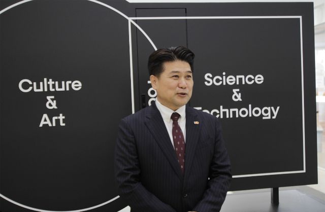 올해 삼양식품은 생산량 증대와 브랜드 포트폴리오 다각화에 집중한다. 김동찬 삼양식품 대표가 26일 오전 서울시 성북구 삼양식품 본사에서 열린 주주총회 이후 기자들과 대화하고 있다. /사진=삼양식품