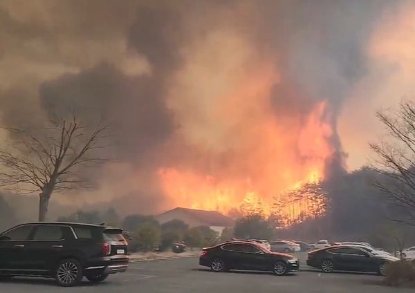 불길이 번지는 상황에서도 무리하게 직원 근무를 강행한 경북 안동 골프장이 공분을 샀다. 사진은 골프장 캐디가 탈출 직전 주차장에서 찍은 골프장 주변으로 불길이 번지는 모습. /사진=온라인 커뮤니티 캡처