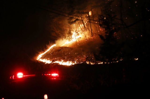 경남 산청 대형 산불 닷새째인 25일 오후 산청군 시천면 일대에서 불길이 치솟고 있다. / 사진=뉴스1 윤일지 기자