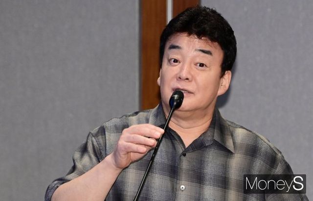 요리연구가 겸 백종원이 대표로 있는 더본코리아가 타사 소스 제품에 물을 섞어 판매하고 있다는 논란에 대해 해명했다. 사진은 지난해 10월 서울 여의도동 콘래드호텔 서울에서 진행된 더본코리아 IPO기자간담회에 참석한 백종원 더본코리아 대표. /사진=임한별 기자