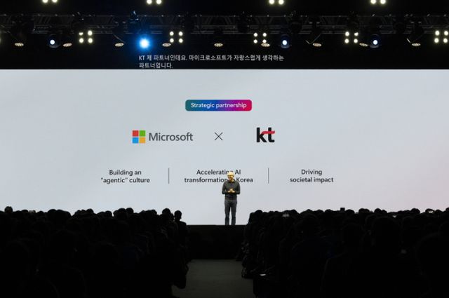 마이크로소프트 사티아 나델라 CEO 겸 이사회 의장이 26일 열린 마이크로소프트 AI Tour in Seoul에서 기조 연설을 하고 있다. /사진=KT