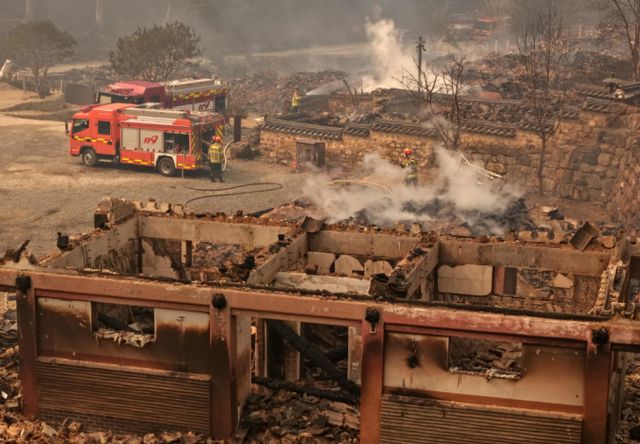재계가 산불로 큰 피해를 입은 주민들을 지원하기 위해 성금을 기탁했다. 사진은 26일 대형 산불로 전소 피해를 입은 경북 의성군 단촌면 고운사에서 소방대원들이 진화작업을 하는 모습. /사진=뉴시스