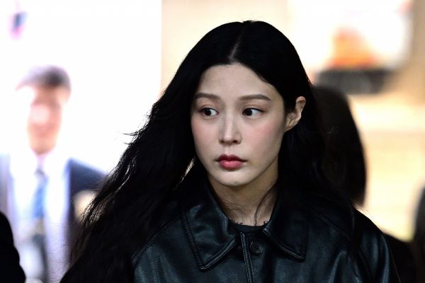 검찰이 입시비리 혐의를 받는 조국 전 조국현신당 대표 딸 조민씨에게 항소심에서 징역 1년 및 집행유예 3년을 구형했다. 사진은 입시비리 혐의로 재판을 받고 있는 조민씨가 26일 서울중앙지방법원에서 열린 항소심 1차 공판에 출석하는 모습. /사진=뉴시스