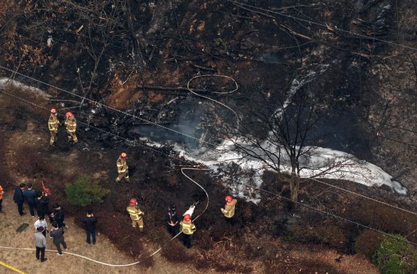 경북 의성에서 대형 산불을 진화하던 헬기가 추락해 73세 기장이 숨졌다. 사진은 26일 오후 경북 의성군 신평면 교안리 493번지 일대에서 소방대원들이 산불진화헬기 추락사고 현장을 수색하고 있는 모습. /사진=뉴시스