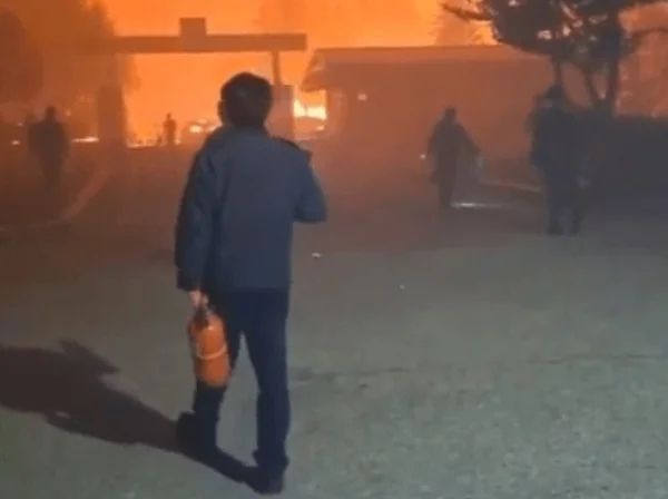 의성 산불이 인근 지역으로 확산하자 해당 지역 교정시설 수용자 가족, 연인들이 '안전 대피'를 요구하고 있다. 사진은 교정직 공무원이 소화기를 들고 불을 끄러 가는 모습. /사진=온라인 커뮤니티 디시인사이드 '교정직 갤러리' 캡처