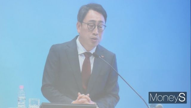 유영상 SK텔레콤 대표가 26일 서울 중구 을지로 SKT타워 수펙스홀 정기 주주총회에서 자사 청사진을 밝혔다. 사진은 SK텔레콤 주총 중계화면 속 유 대표. /사진=양진원 기자