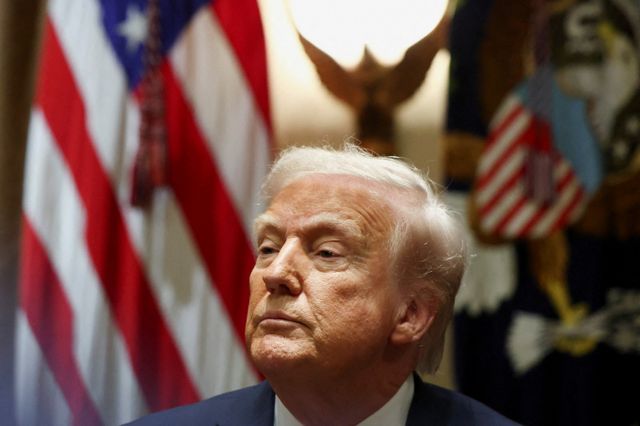 도널드 트럼프 미국 대통령 취임 이후 연구 직원과 지원금이 감축되자 과학자들이 미국을 떠나 유럽으로 향하고 있다. 사진은 지난 25일(현지시각) 트럼프 대통령이 미국 워싱턴D.C 백악관에서 회의 중인 모습. /사진=로이터 