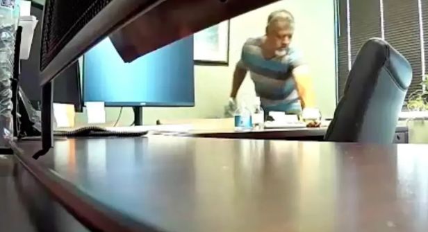 미국에서 청소부로 일하던 남성이 회사 여직원들 물병에 소변을 넣어 성병을 퍼트린 사건이 발생했다. 사진은 CCTV에 잡힌 청소부의 범행 모습. /사진=뉴욕포스트 홈페이지 캡처