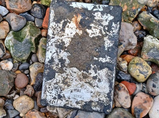 영국 템즈강에 5년 동안 빠졌다가 발견된 아이패드가 미제 살인 사건을 해결했다. 사진은 런던 경찰이 템즈강에서 발견한 아이패드의 모습. /사진=워싱턴포스트 캡처