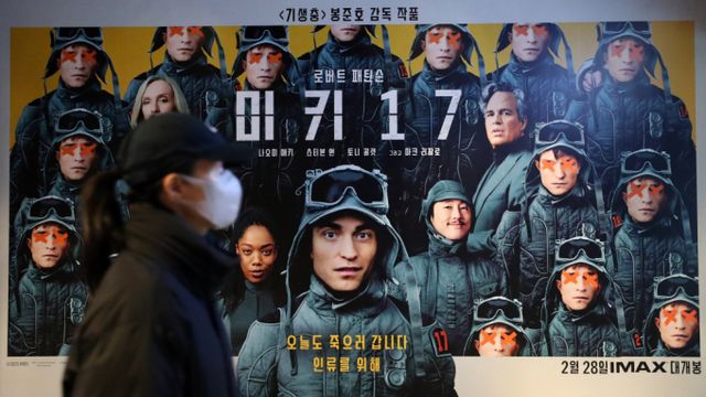  영화 '미키17'이 박스오피스에서 하루 만에 1위를 탈환했다. 사진은 서울 시내 한 영화관에 게재되어 있는 영화 '미키17' 포스터. /사진=뉴시스