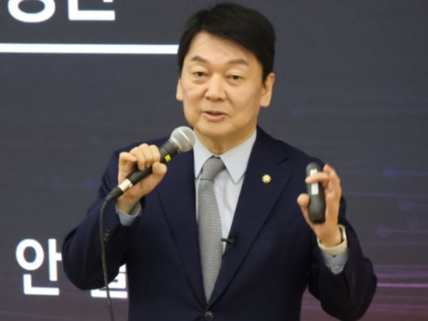 이재명 더불어민주당 대표가 공직선거법 위반 항소심에서 무죄를 선고받자 안철수 국민의힘 의원이 '면죄부는 아니다'라고 강조했다. 사진은 기사의 이해를 돕기 위한 안철수 국민의힘 의원이 26일 대전 유성구 카이스트에서 강연을 하고 있는 모습. /사진=뉴스1(안철수 의원실 제공)