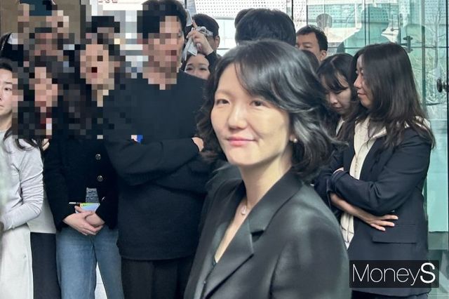 최 대표는 올해 네이버가 집중할 핵심 키워드로 'AI'와 '글로벌'을 제시했다. 사진은 이날 열린 정기 주주총회 이후 최 대표가 기자들과 만나 질의응답하는 모습. /사진=김성아 기자