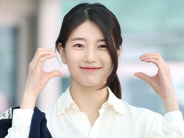 가수 겸 배우 수지가 울산·경북·경남 지역 산불 피해 소식을 듣고 지원금 1억원을 기부했다. 사진은 수지가 26일 인천국제공항을 통해 싱가포르로 출국하기 전 인사를 전한 모습. /사진=뉴스1