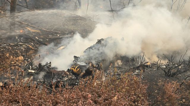 전국에서 동시다발 대형산불이 한창인 가운데 진화헬기의 가동이 일단 멈췄다. 사진은 26일 낮 12시54분쯤 경북 의성군 신평면 교안리 일대에서 산불을 진화하던 헬기가 추락한 모습. /사진=뉴시스