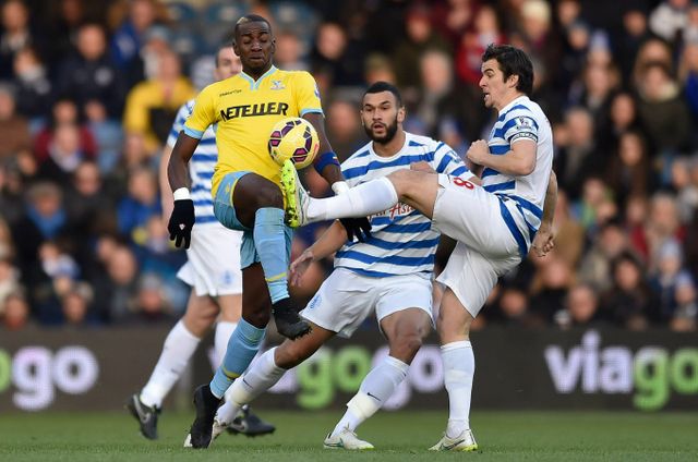 조이 바튼이 아내를 폭행한 혐의로 유죄를 선고 받았지만 구속을 피했다. 사진은 퀸즈 파크 레인저스에서 활약했던 조이 바튼(오른쪽)이 상대 선수를 걷어차는 모습./사진=로이터