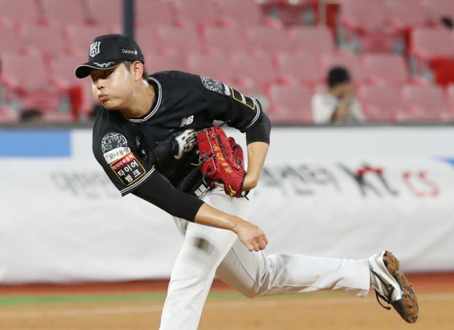 KT위즈 소형준이 두산 베어스를 상대로 910일 만에 선발승에 도전한다. 사진은 2024시즌 KT위즈에서 활약한 소형준의 모습. /사진=뉴스1