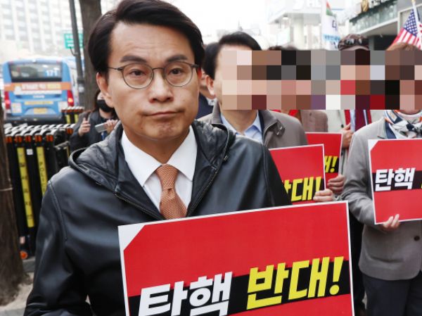 이재명 더불어민주당 대표가 공직선거법 위반 항소심에서 무죄를 선고받자 윤상현 국민의힘 의원이 '정치재판'이라고 반발했다. 사진은 국민의힘 기독인회 회장인 윤상현 의원이 지난 25일 오전 서울 종로구 안국역 인근에서 '윤석열 대통령 탄핵 각하 기원 인간띠 잇기 기도 행진'을 하고 있는 모습. /사진=뉴스1