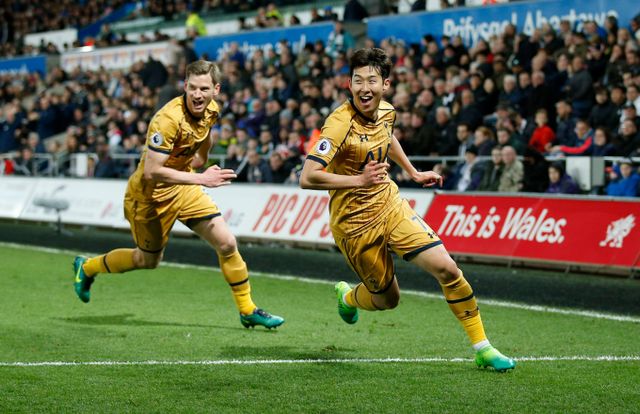 토트넘 홋스퍼에서 활약한 얀 베르통언이 현역 은퇴를 선언했다. 사진은 토트넘 홋스퍼에서 활약했던 손흥민(으론쪽)과 얀 베르통언의 모습. /사진=로이터 