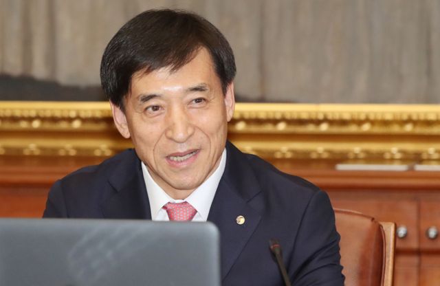 CJ가 사외이사로 한국은행 총재 출신의 이주열, 국세청 차장 출신 문희철을 선임해 업계가 주목하고 있다. 사진은 2017년 이주열 이사가 한국은행 총재로 재직할 당시 금융통화위원회에 참석한 모습. /사진=머니투데이