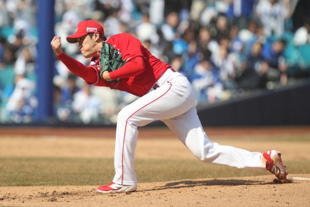 SSG랜더스 투수 박종훈이 2025시즌 첫 등판을 앞두고 있다. 사진은 2025시즌 시범경기에 등판한 SSG랜더스 박종훈의 모습. /사진=뉴스1