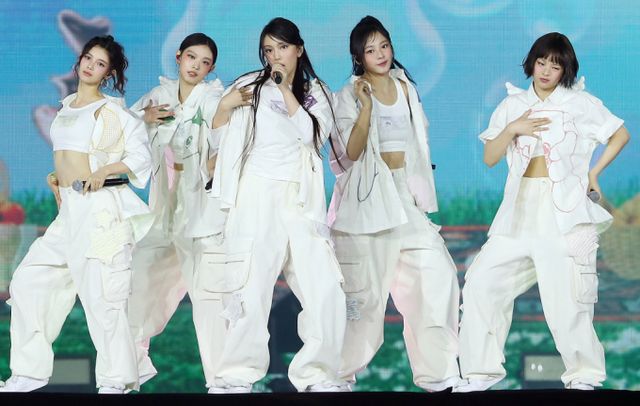 활동 중단을 선언한 그룹 뉴진스(하니 민지 다니엘 해린 혜인)가 법원의 가처분 인용 결정에 큰 충격을 받았다고 고백했다. 사진은 지난해 12월 태국 방콕 임팩트 챌린저 홀 1-2(IMPACT Challenger Hall 1-2)에서 진행된 '제 9회 아시아 아티스트 어워즈'(The 9th Asia Artist Awards, 이하 'AAA 2024')에 참석한 걸그룹 뉴진스. /사진=스타뉴스