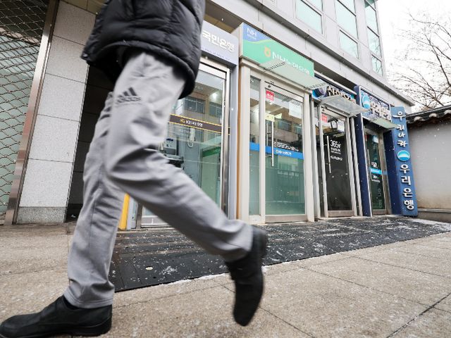 통계청에 따르면 2023년 말 기준 국내 임금근로자 평균 대출잔액이 5150만원인 것으로 나타났다. 사진은 서울 시내에 설치된 시중은행 ATM 기기 모습. /사진=뉴스1