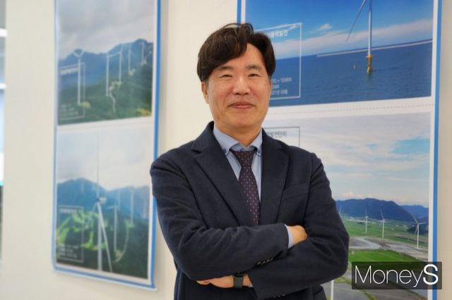 유니슨 터빈 공급 성과를 배경으로 미소 짓는 박 대표. /사진=박찬규