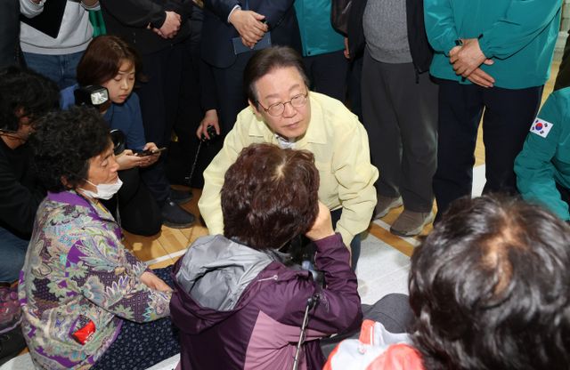 이재명 더불어민주당 대표가 경북 지역 산불 이재민들을 만나 위로의 말을 전했다. 사진은 이 대표가 27일 경북 의성시 점곡체육회관에 마련된 산불 이재민 대피소를 찾아 피해 주민들을 격려하는 모습. /사진=뉴시스(공동취재) 
