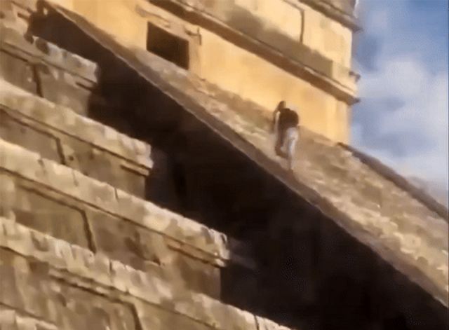 한 독일 관광객이 세계문화유산인 마야 문명 피라미드를 불법으로 등반했다가 현지인에게 폭행을 당했다. 사진은 피라미드를 기어올라가는 독일인 관광객 모습. /사진=엑스(X·옛 트위터) 캡쳐