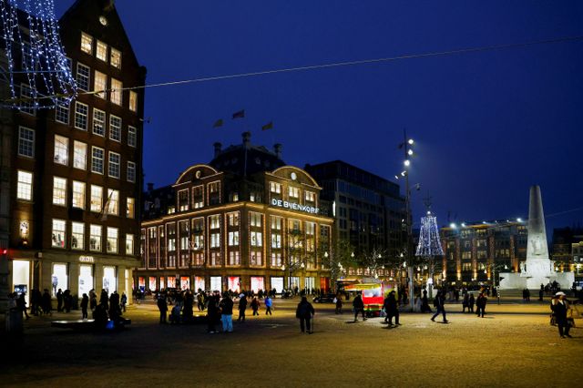 네덜란드 경찰이 암스테르담 담 광장 인근에서 흉기를 휘둘러 5명을 다치게 한 남성을 검거했다. 사진은 지난해 12월13일 담 광장의 모습. /사진=로이터