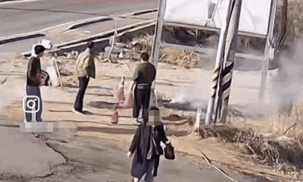 담뱃불을 끄지 않은 채 무단투기한 담배꽁초가 큰 화재로 이어질 뻔한 영상이 온라인상에서 주목받고 있다. 사진은 담배꽁초 때문에 잡초에 붙은 불을 끄는 시민들의 모습. /사진=카페 인스타그램 캡처